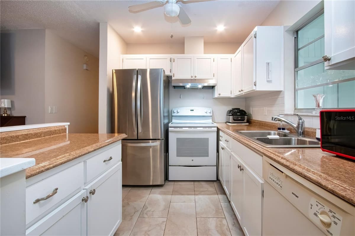 2228 GREENHAVEN DRIVE — photo 3 of 55
