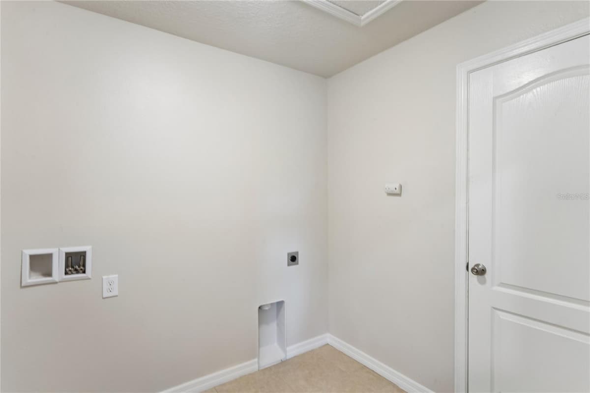 2403 CASPIAN DRIVE — photo 21 of 23