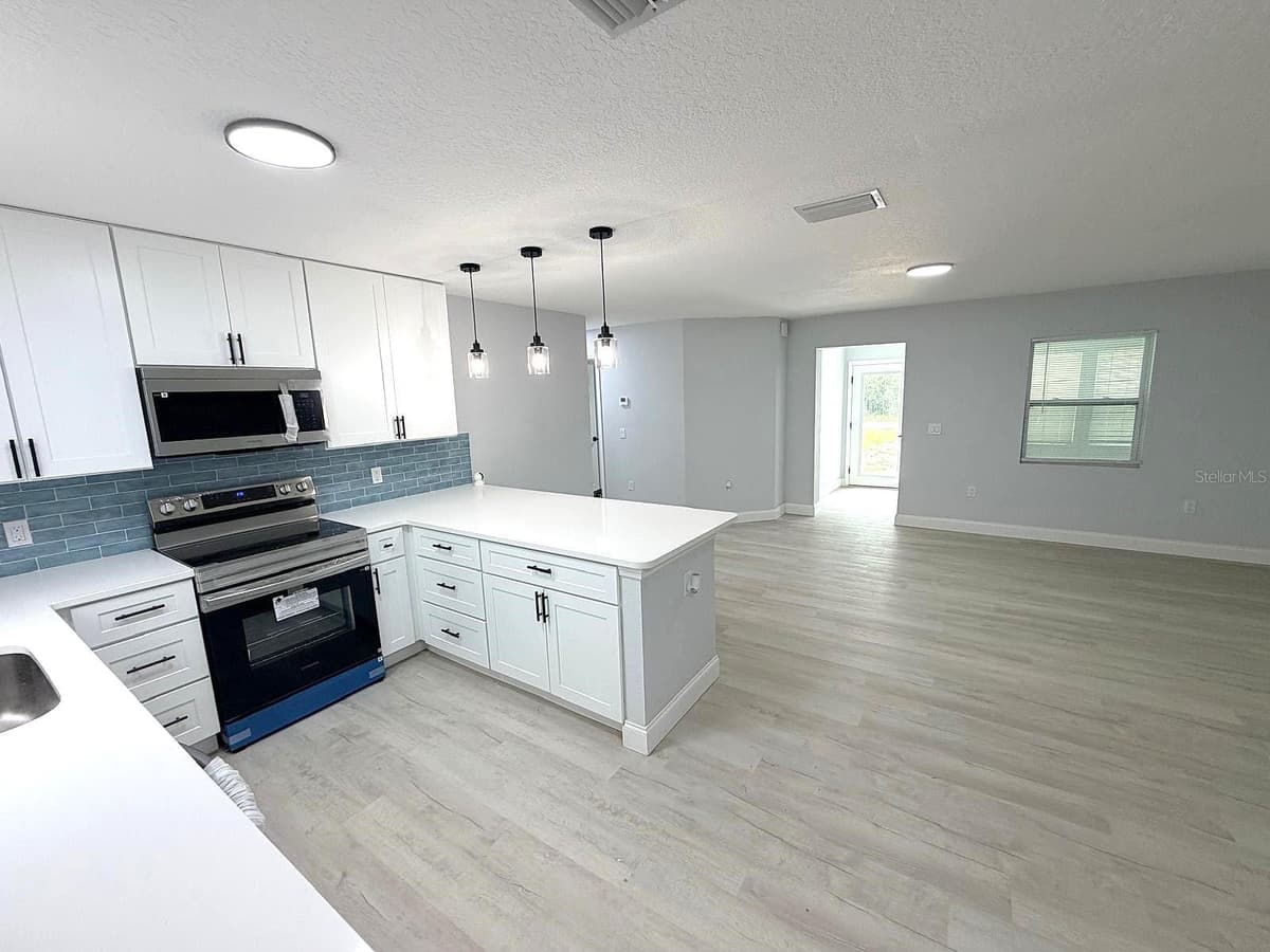 445 10TH AVENUE — photo 7 of 26