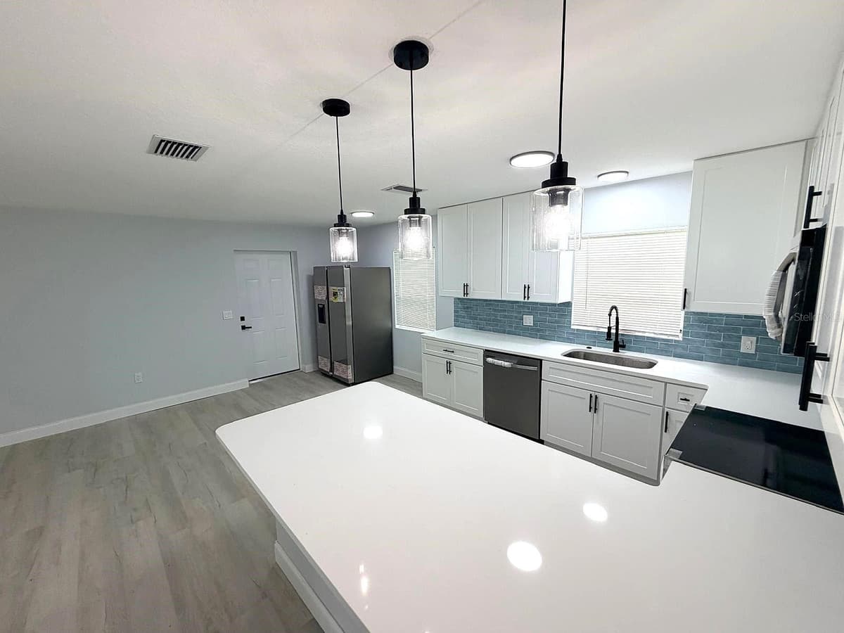445 10TH AVENUE — photo 8 of 26