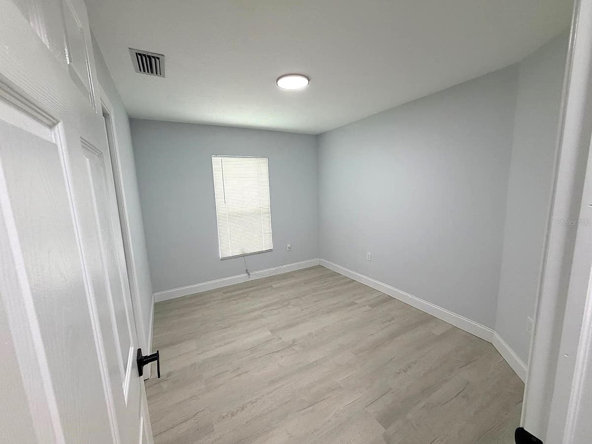 445 10TH AVENUE — photo 10 of 26