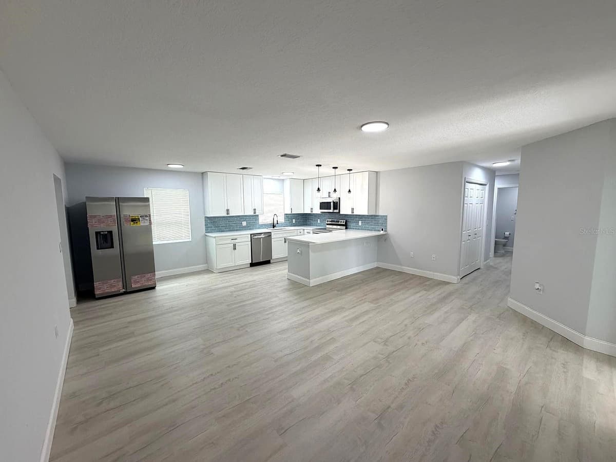 445 10TH AVENUE — photo 4 of 26