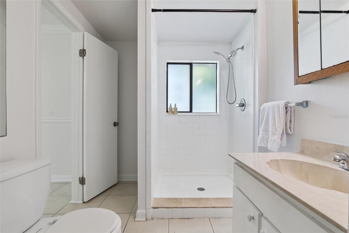 5556 LANCEWOOD CIRCLE — photo 13 of 54