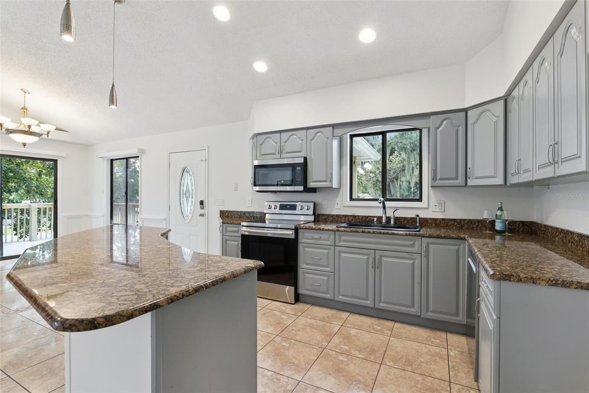 5556 LANCEWOOD CIRCLE — photo 8 of 54