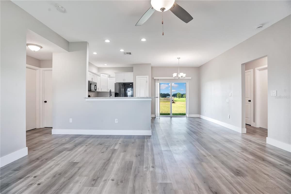 8833 HAMPSHIRE DRIVE — photo 3 of 33
