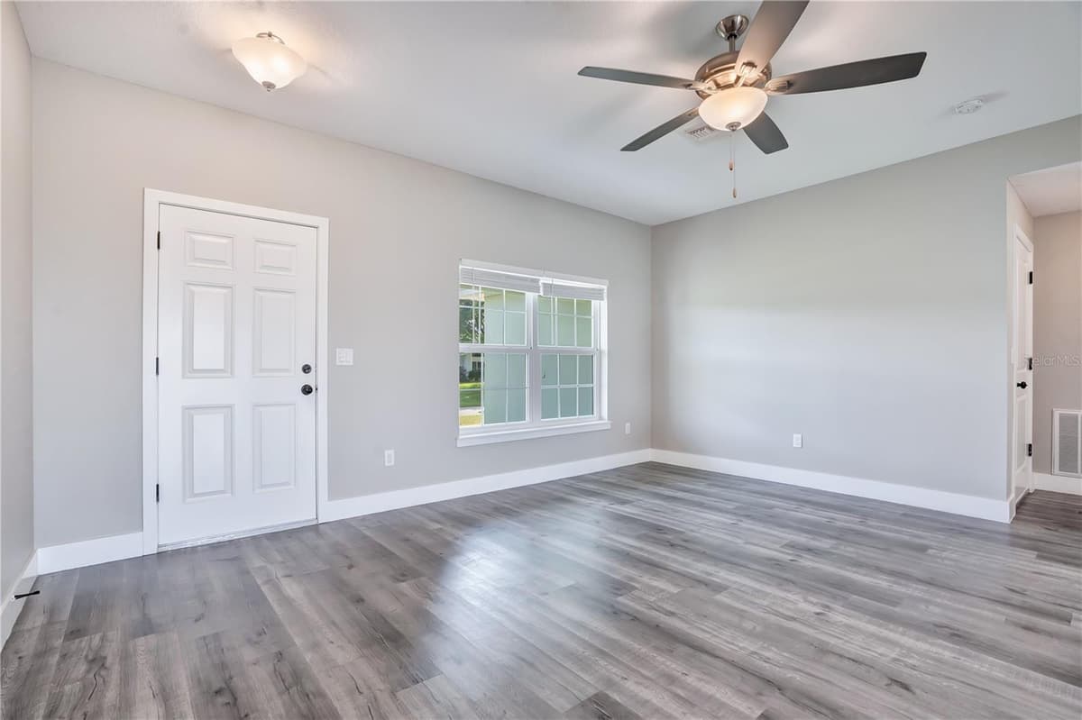8833 HAMPSHIRE DRIVE — photo 7 of 33