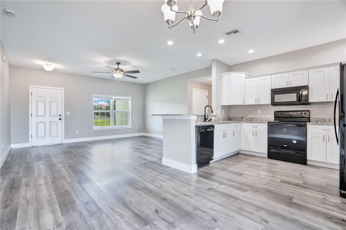 8833 HAMPSHIRE DRIVE — photo 11 of 33