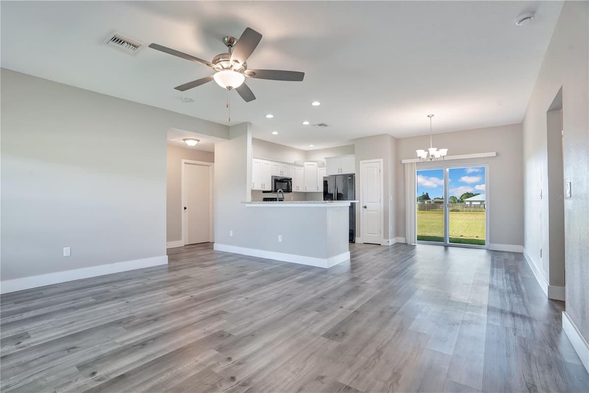 8833 HAMPSHIRE DRIVE — photo 4 of 33