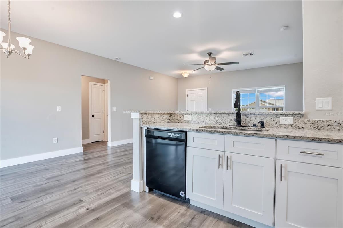 8833 HAMPSHIRE DRIVE — photo 12 of 33