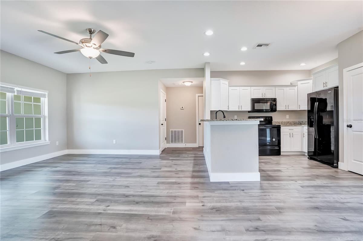 8833 HAMPSHIRE DRIVE — photo 9 of 33