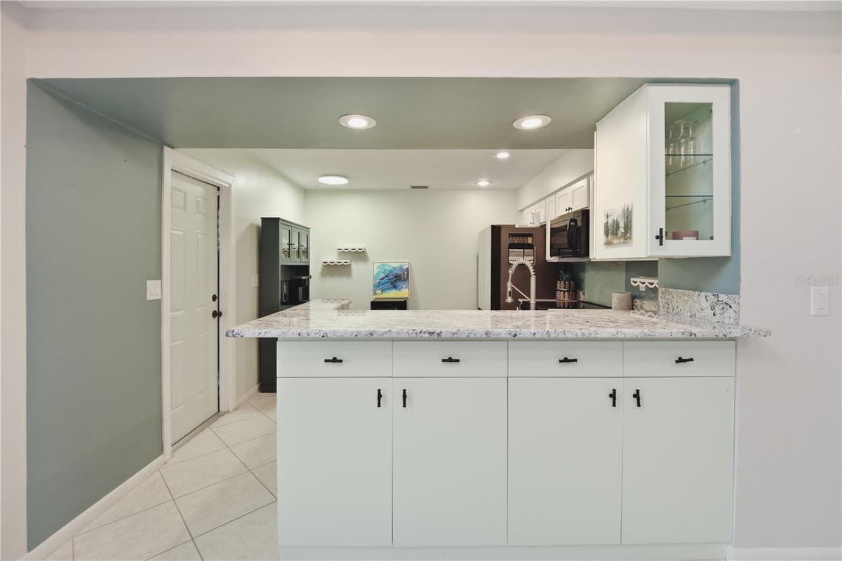56 LAKE FOREST PLACE — photo 6 of 39