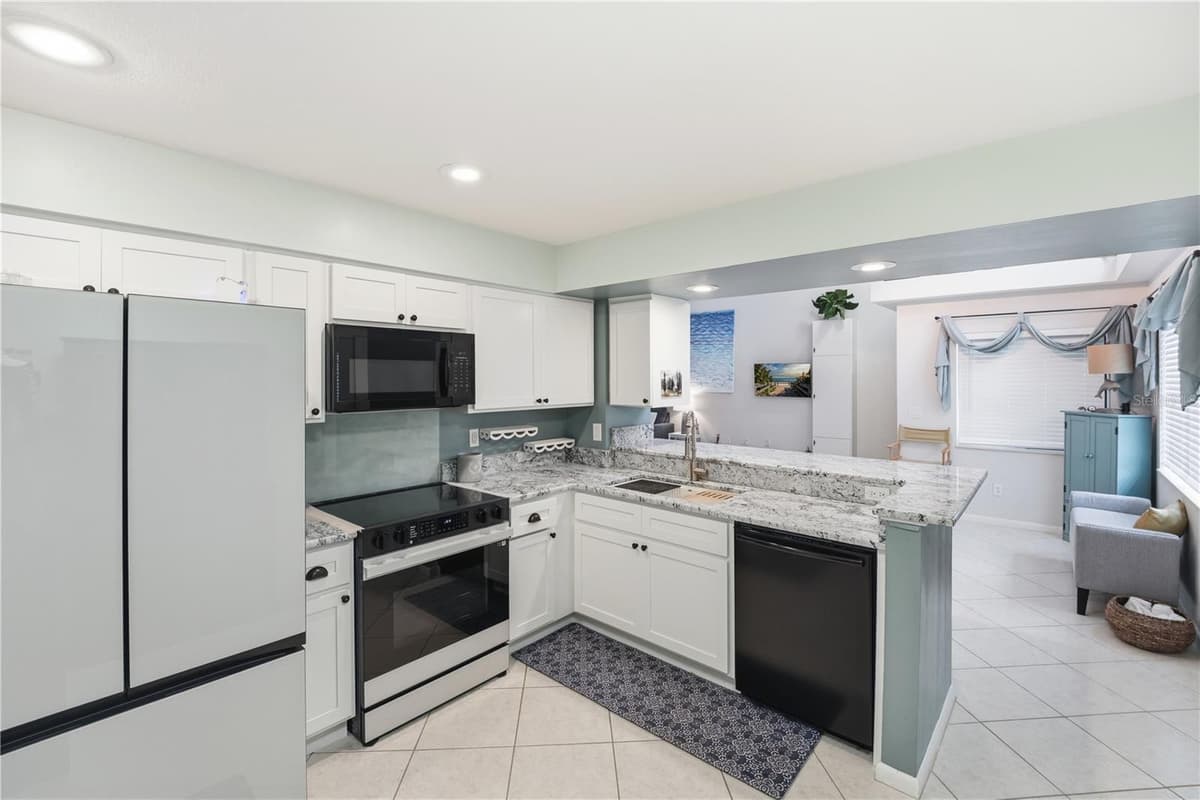 56 LAKE FOREST PLACE — photo 9 of 39