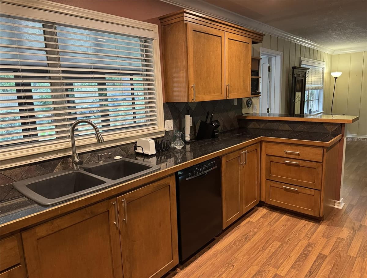560 LAKE PLEASANT ROAD — photo 4 of 26
