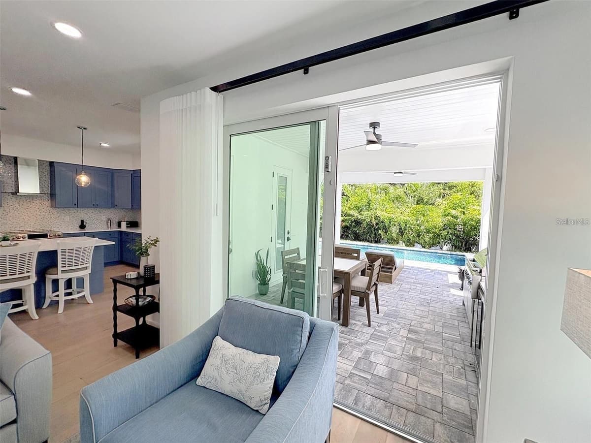 1647 SIESTA DRIVE — photo 10 of 43
