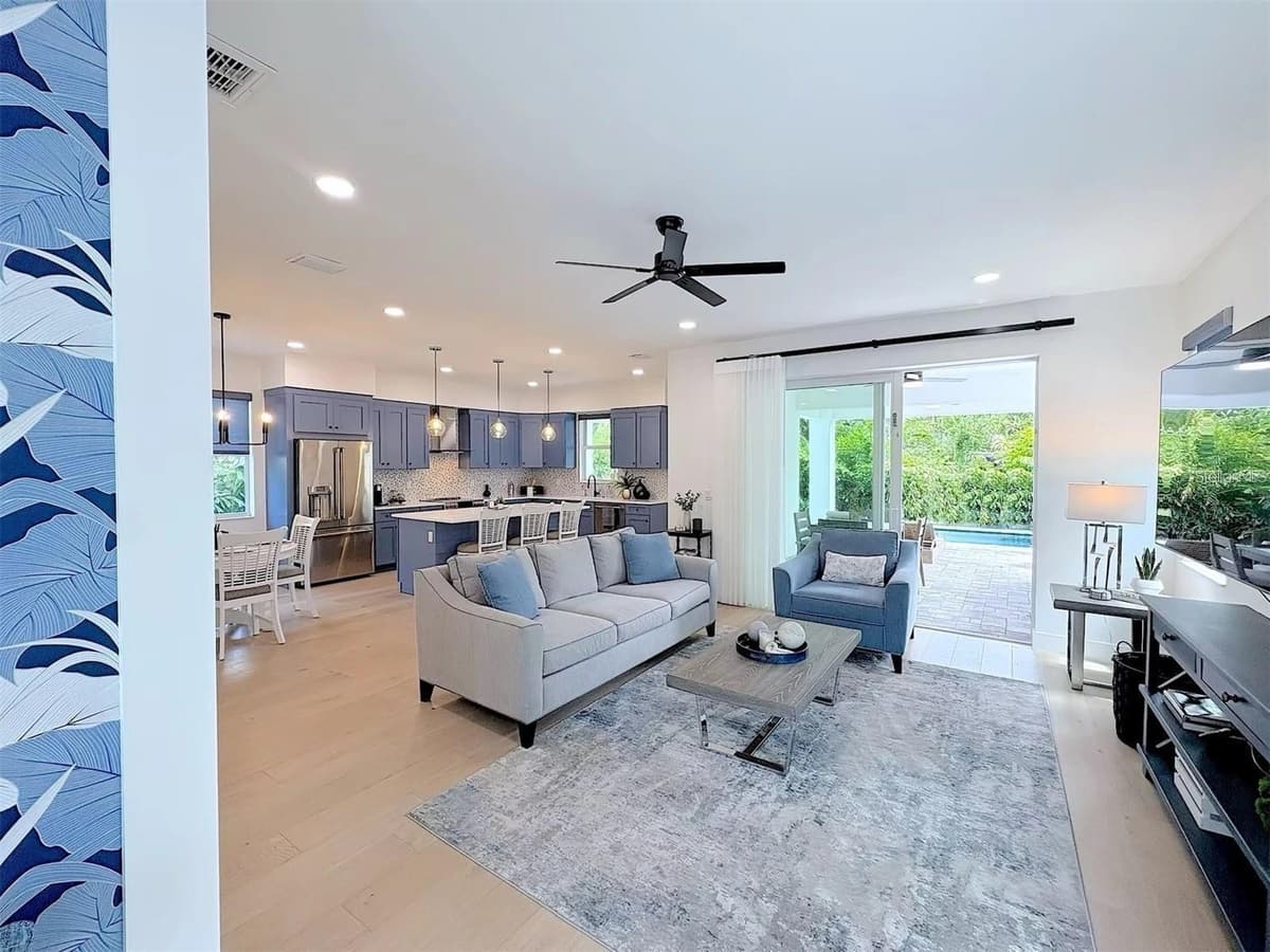 1647 SIESTA DRIVE — photo 9 of 43