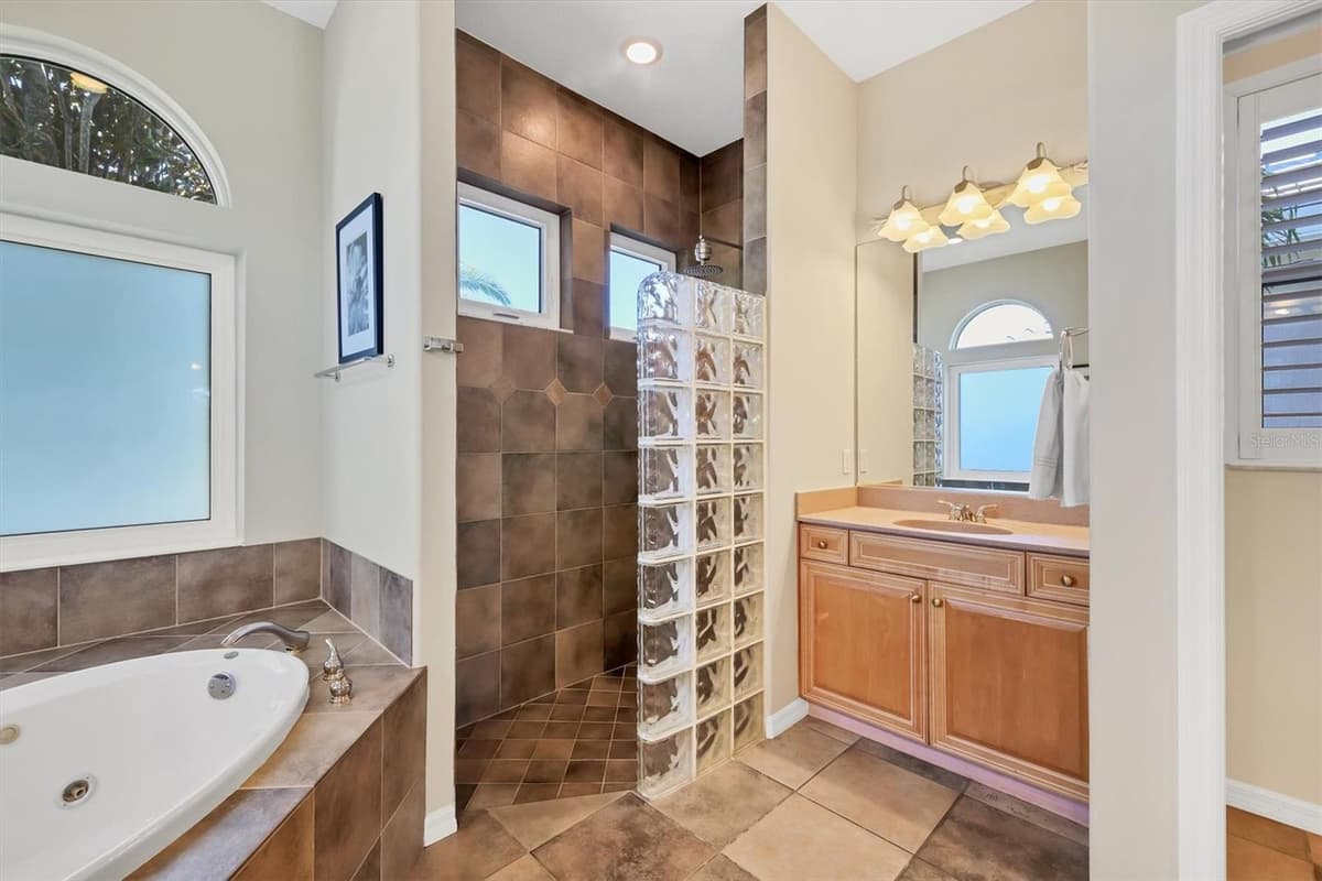 321 DULMER DRIVE — photo 33 of 92