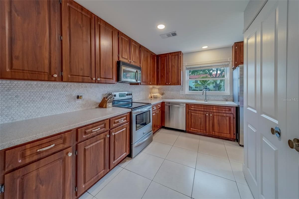 2700 BAYSHORE BOULEVARD — photo 6 of 52