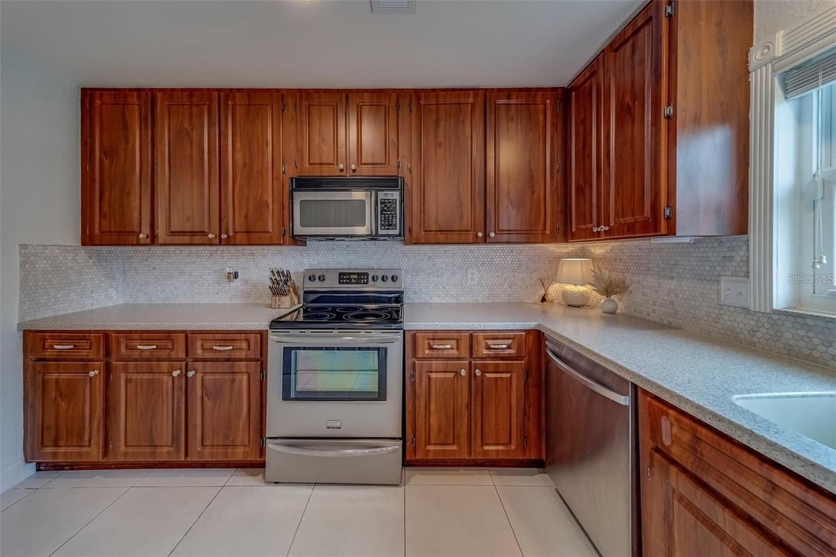 2700 BAYSHORE BOULEVARD — photo 8 of 52