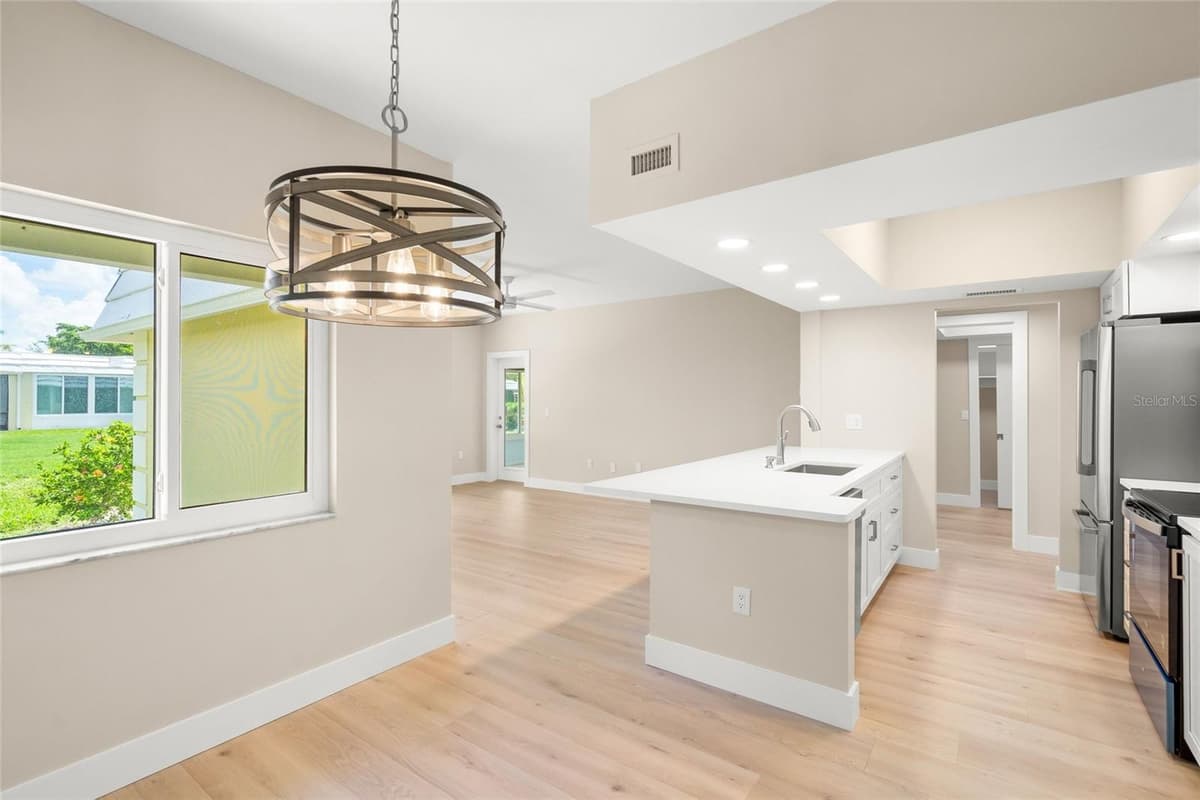 5823 TIDEWOOD AVENUE — photo 11 of 41
