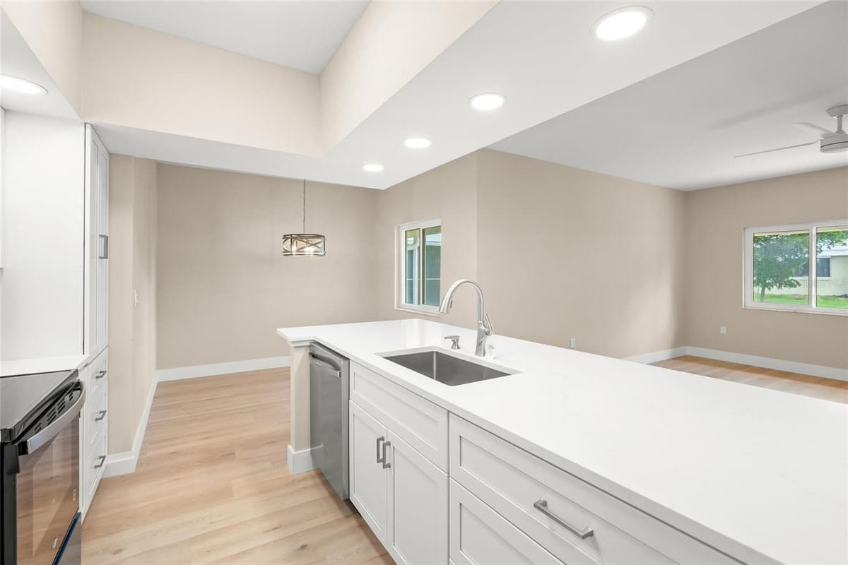 5823 TIDEWOOD AVENUE — photo 8 of 41