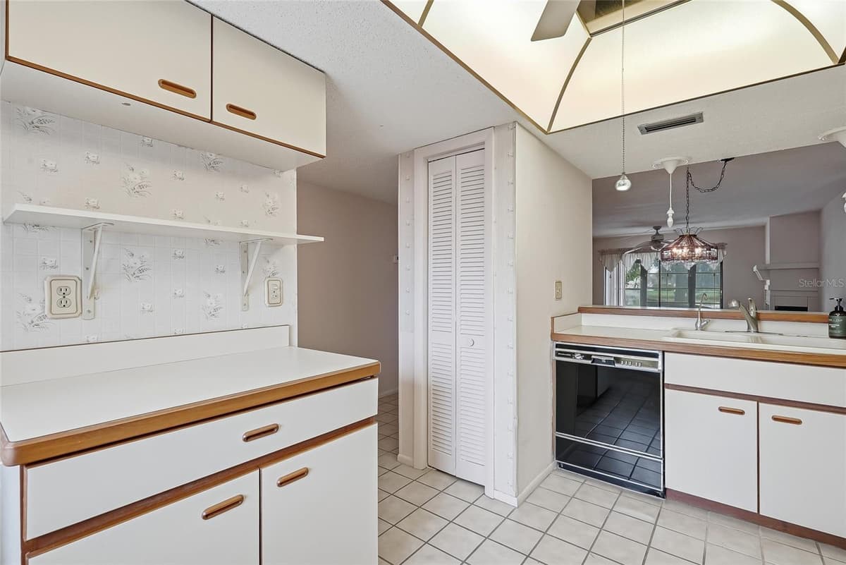 205 MARTHA LANE — photo 14 of 40