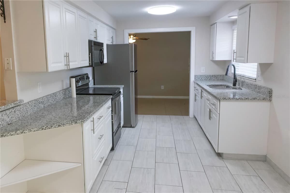 5333 DUNCANWOOD DRIVE — photo 3 of 7