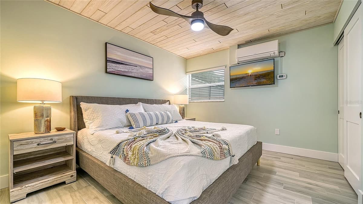 104 AVENIDA VENECCIA — photo 11 of 51