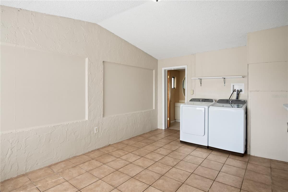 805 CENTER STREET — photo 4 of 31