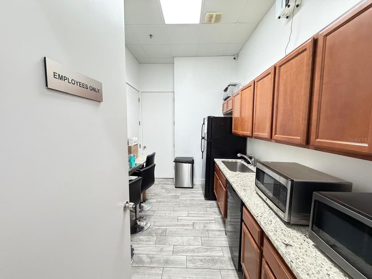 7901 KINGSPOINTE PARKWAY — photo 13 of 16