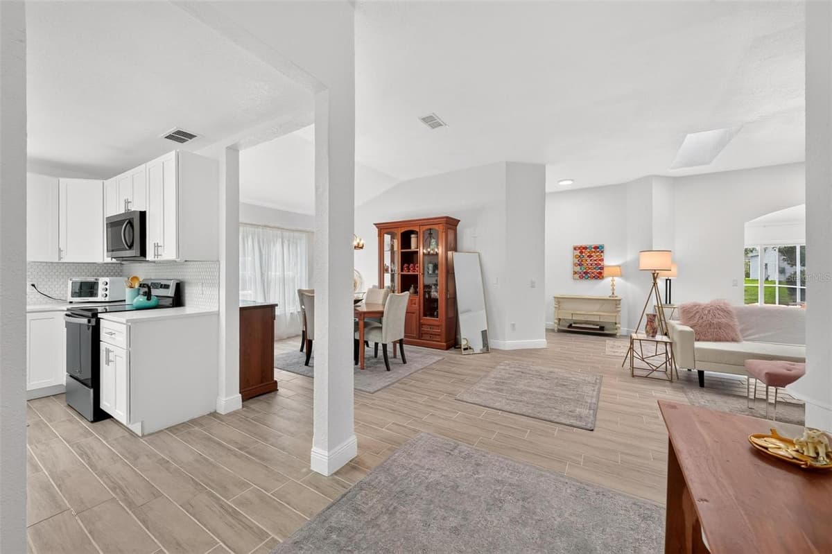 1511 LAVACA LANE — photo 10 of 62