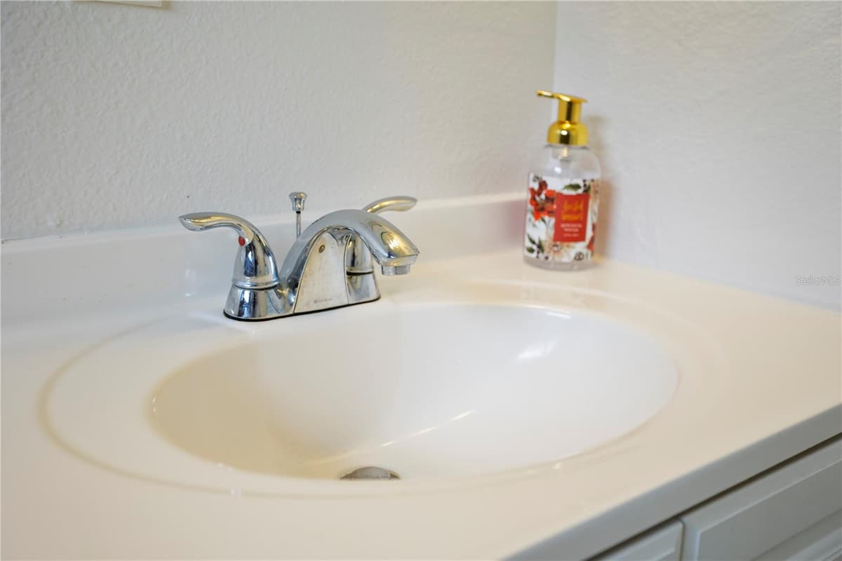 909 URSULA STREET — photo 16 of 32