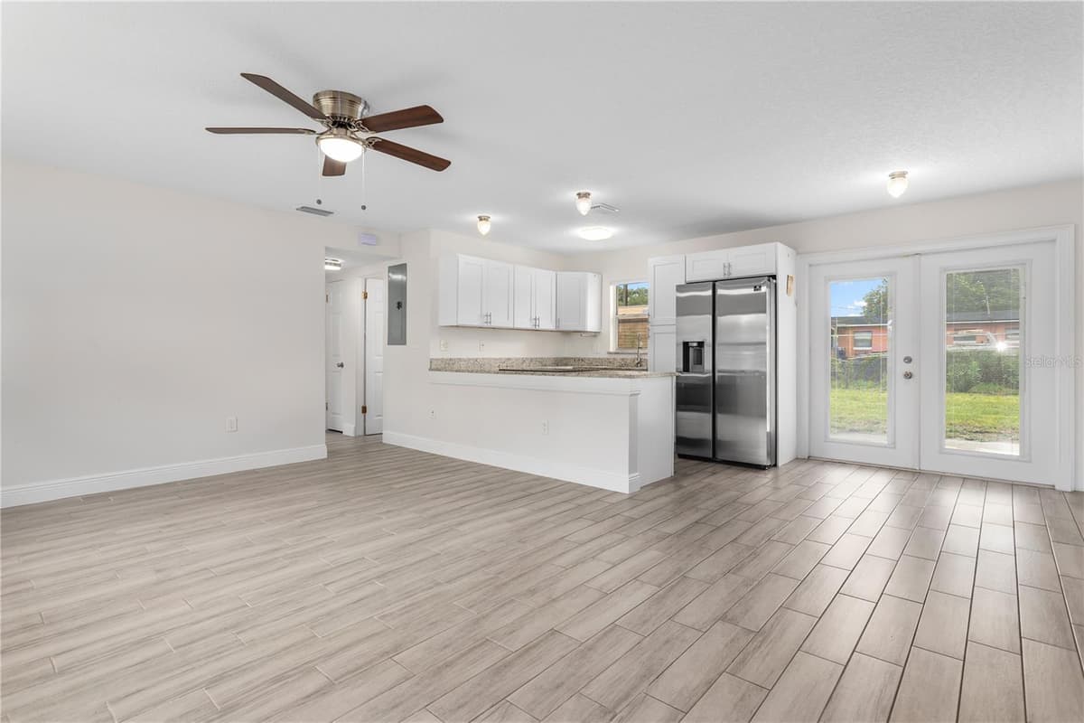 909 URSULA STREET — photo 3 of 32
