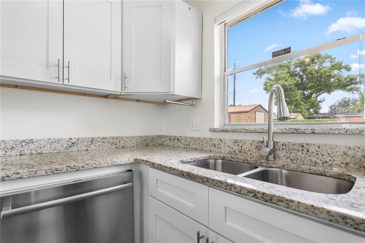 909 URSULA STREET — photo 11 of 32