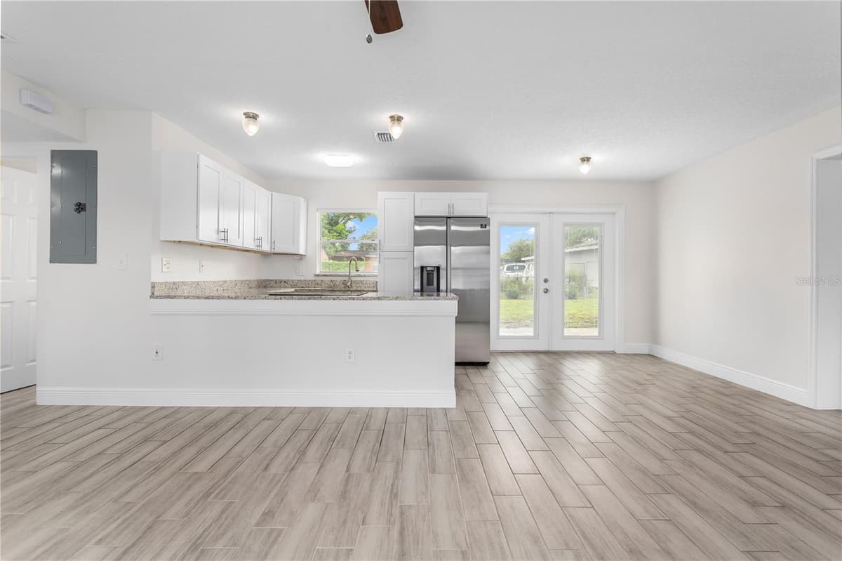909 URSULA STREET — photo 4 of 32