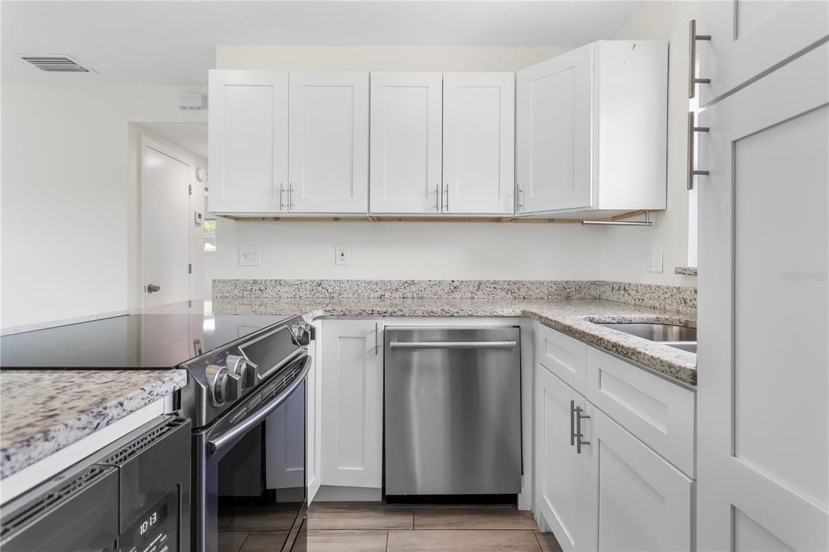 909 URSULA STREET — photo 10 of 32