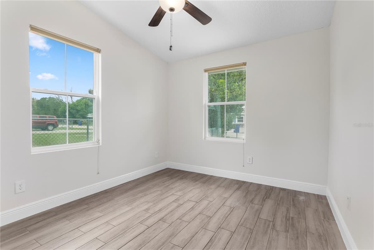 909 URSULA STREET — photo 12 of 32
