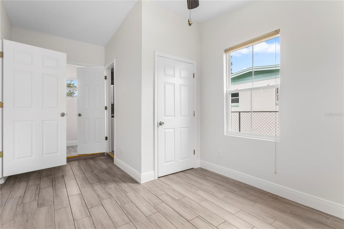 909 URSULA STREET — photo 13 of 32