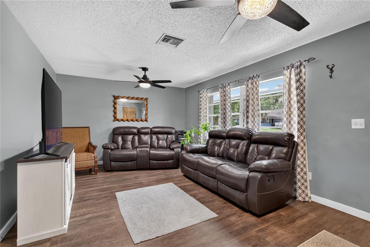 555 WINOGENE AVE — photo 4 of 34