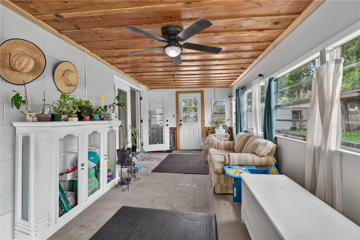 555 WINOGENE AVE — photo 20 of 34