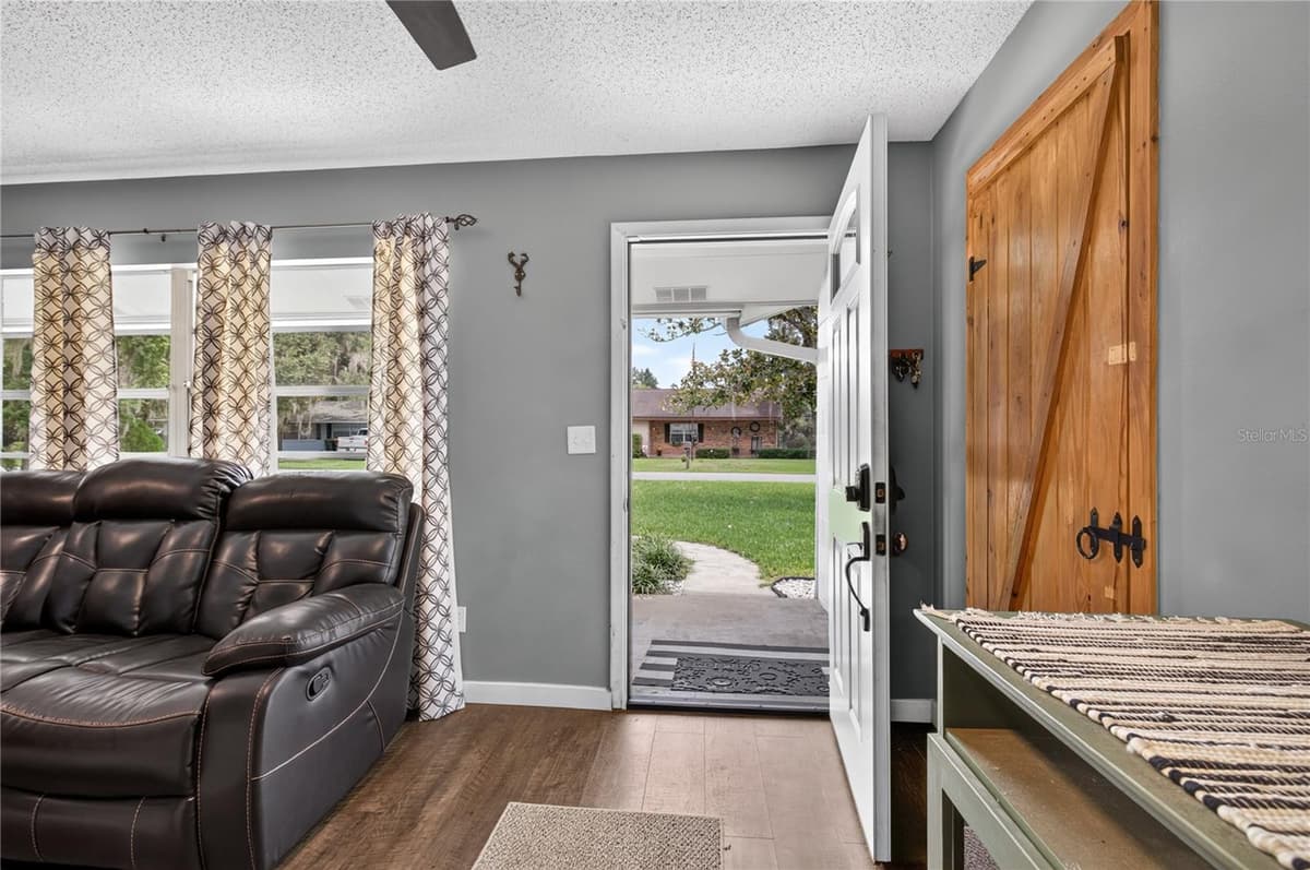 555 WINOGENE AVE — photo 3 of 34