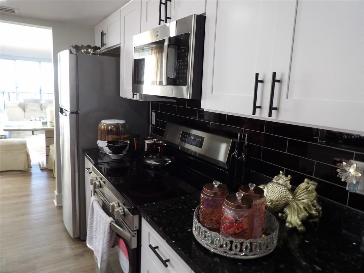 2699 SEVILLE BOULEVARD — photo 6 of 35