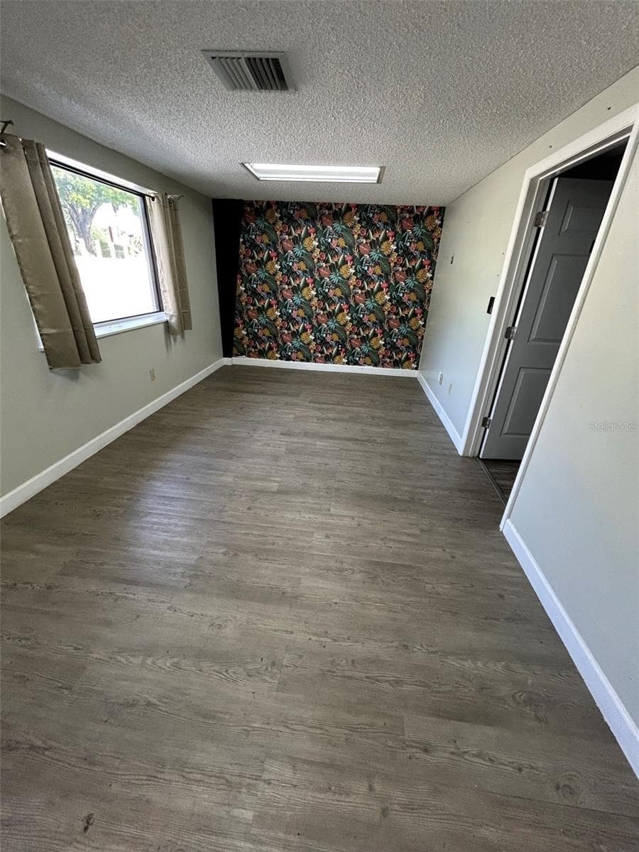 3105 KURT STREET — photo 3 of 10