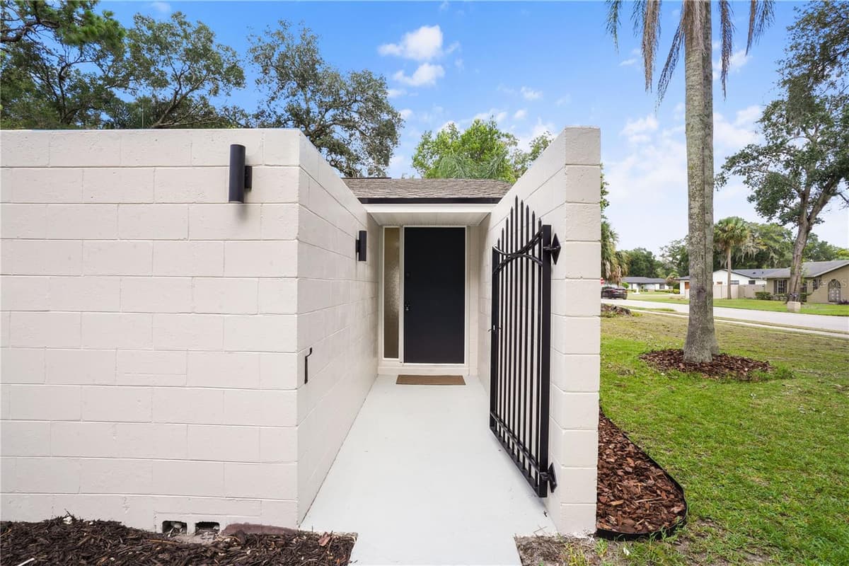 580 DEVONSHIRE BOULEVARD — photo 10 of 50
