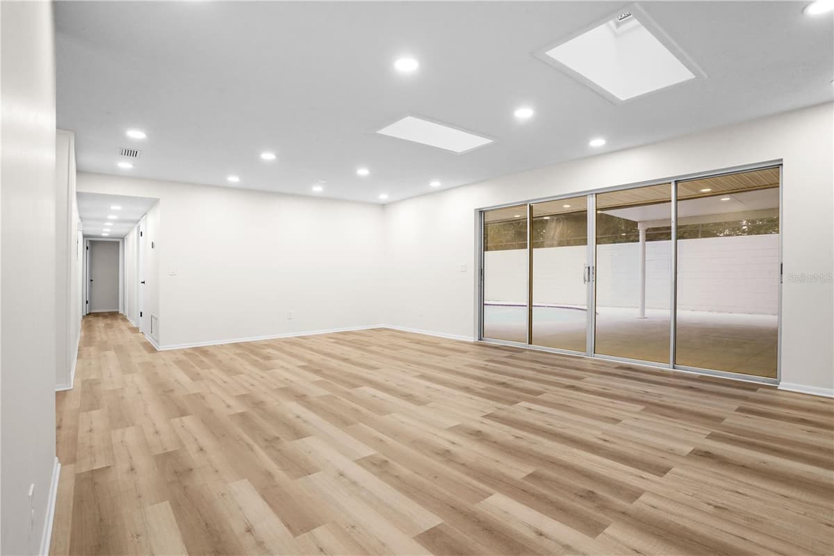 580 DEVONSHIRE BOULEVARD — photo 12 of 50