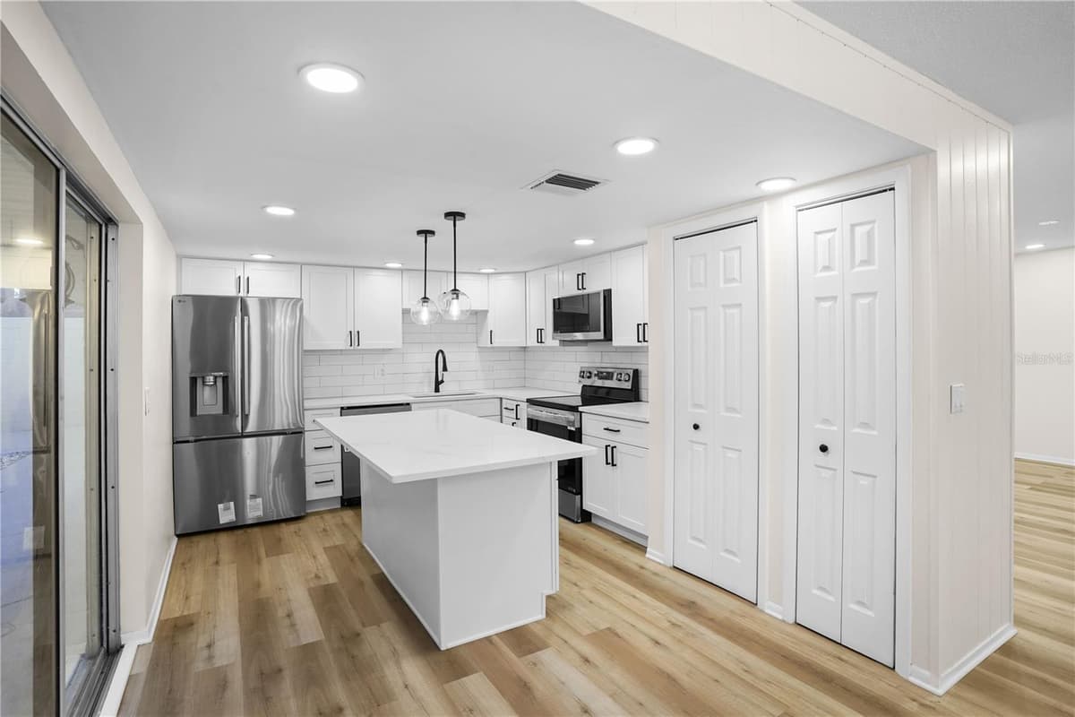 580 DEVONSHIRE BOULEVARD — photo 18 of 50