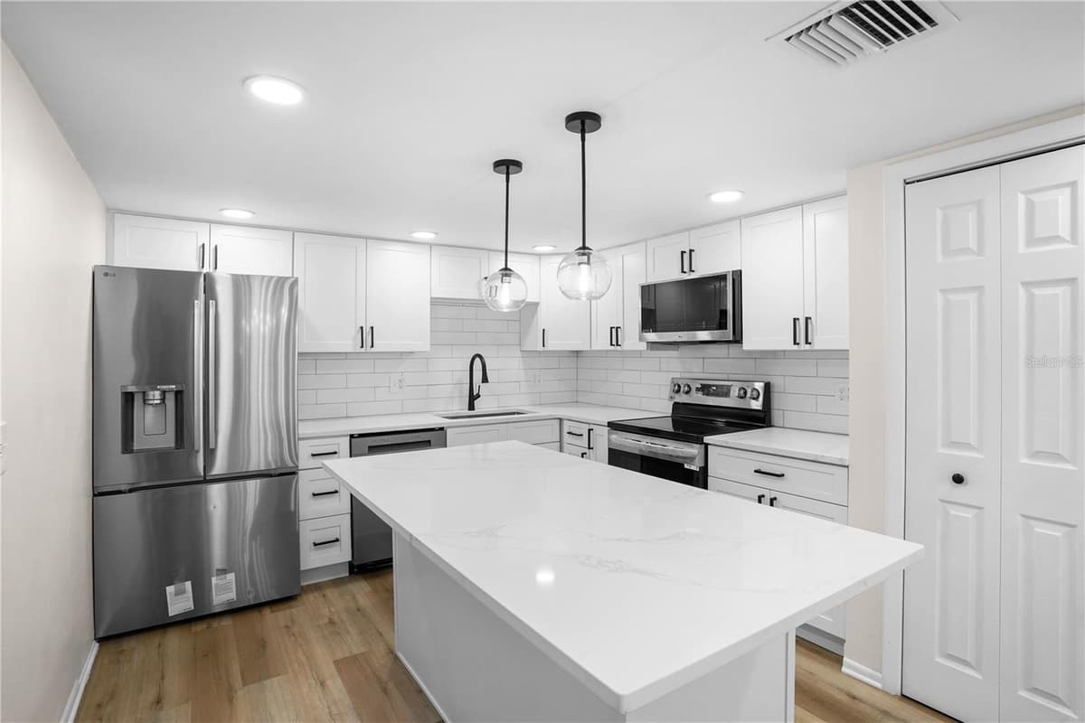 580 DEVONSHIRE BOULEVARD — photo 19 of 50