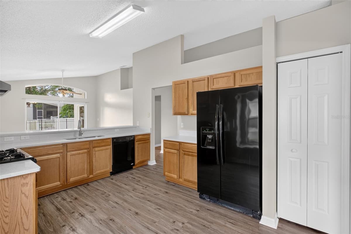 1157 BALLYSHANNON PARKWAY — photo 9 of 33