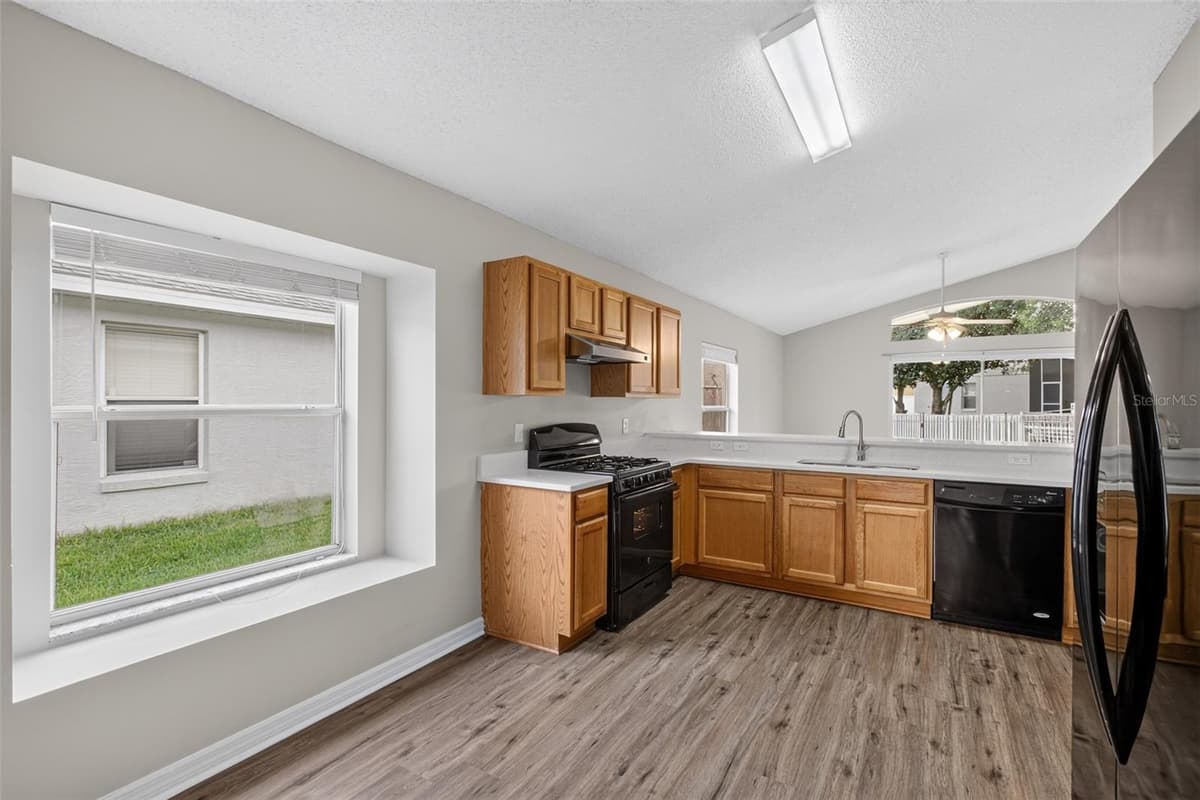 1157 BALLYSHANNON PARKWAY — photo 11 of 33