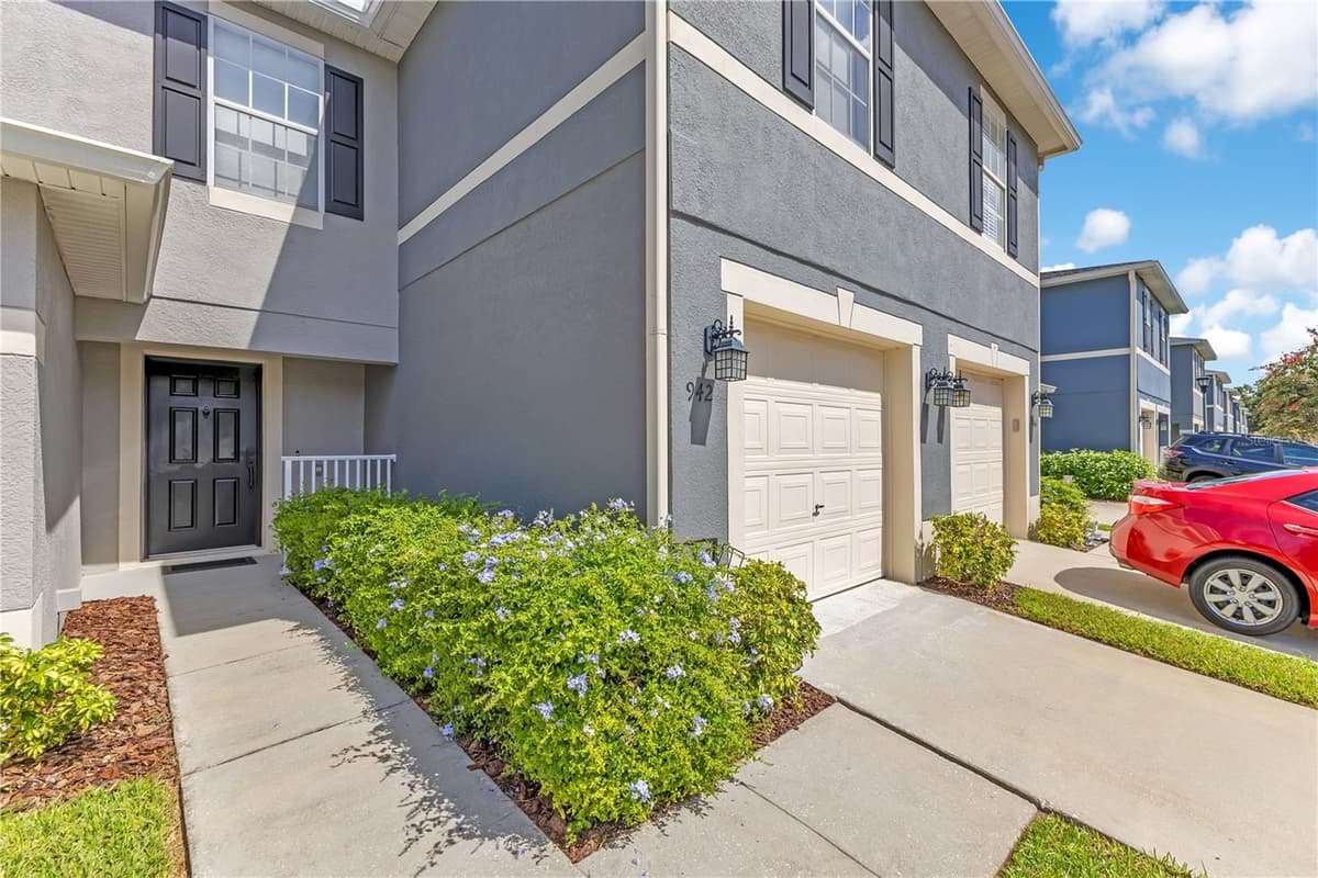 942 COQUINA ROCK STREET — photo 2 of 44