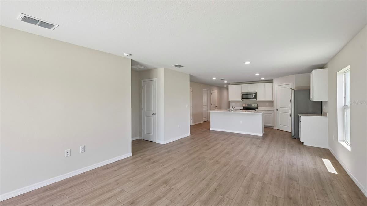 1142 BOURBON AVENUE — photo 9 of 38